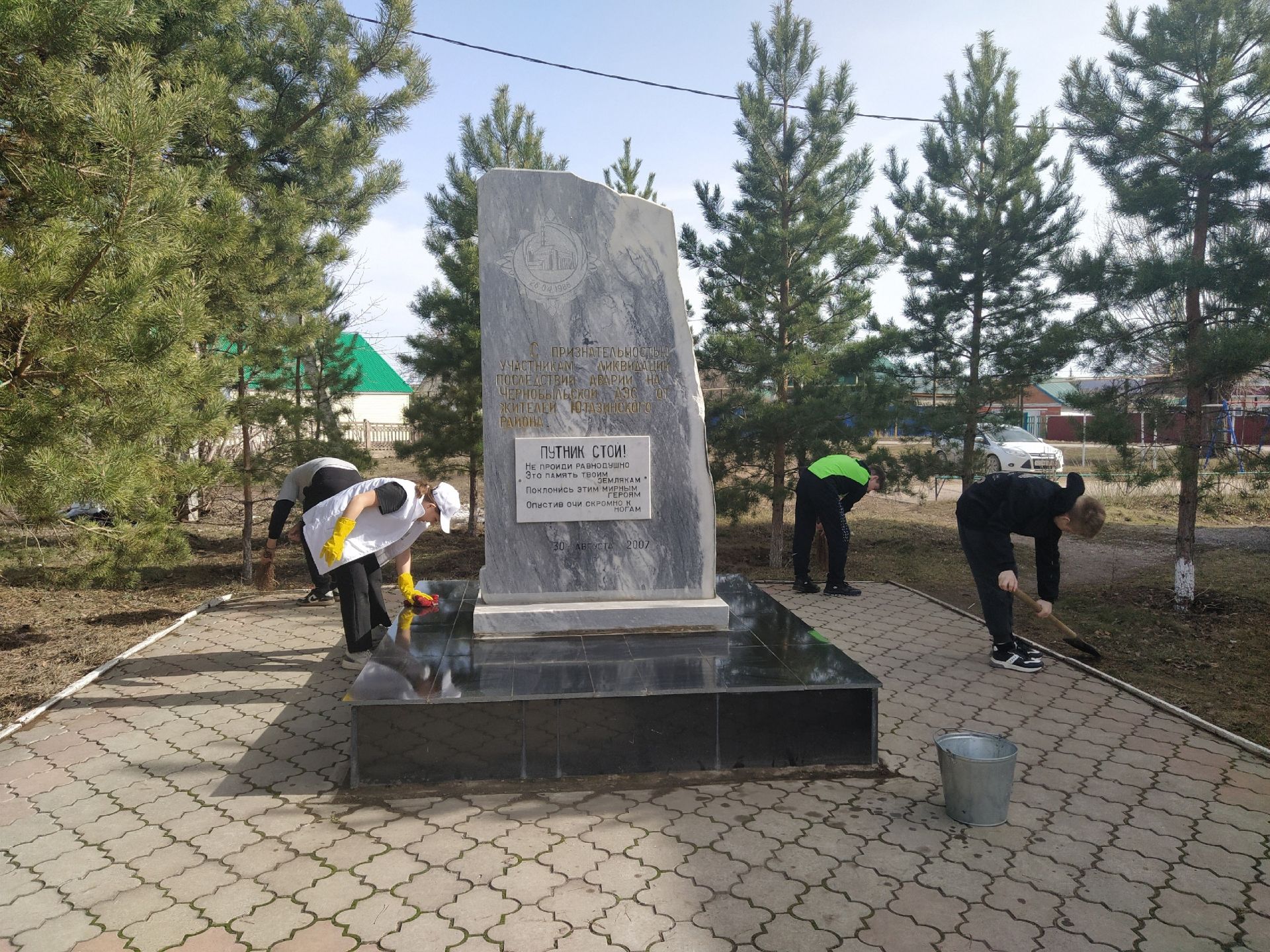 Волонтеры отряда «Бумеранг» убрались у памятника