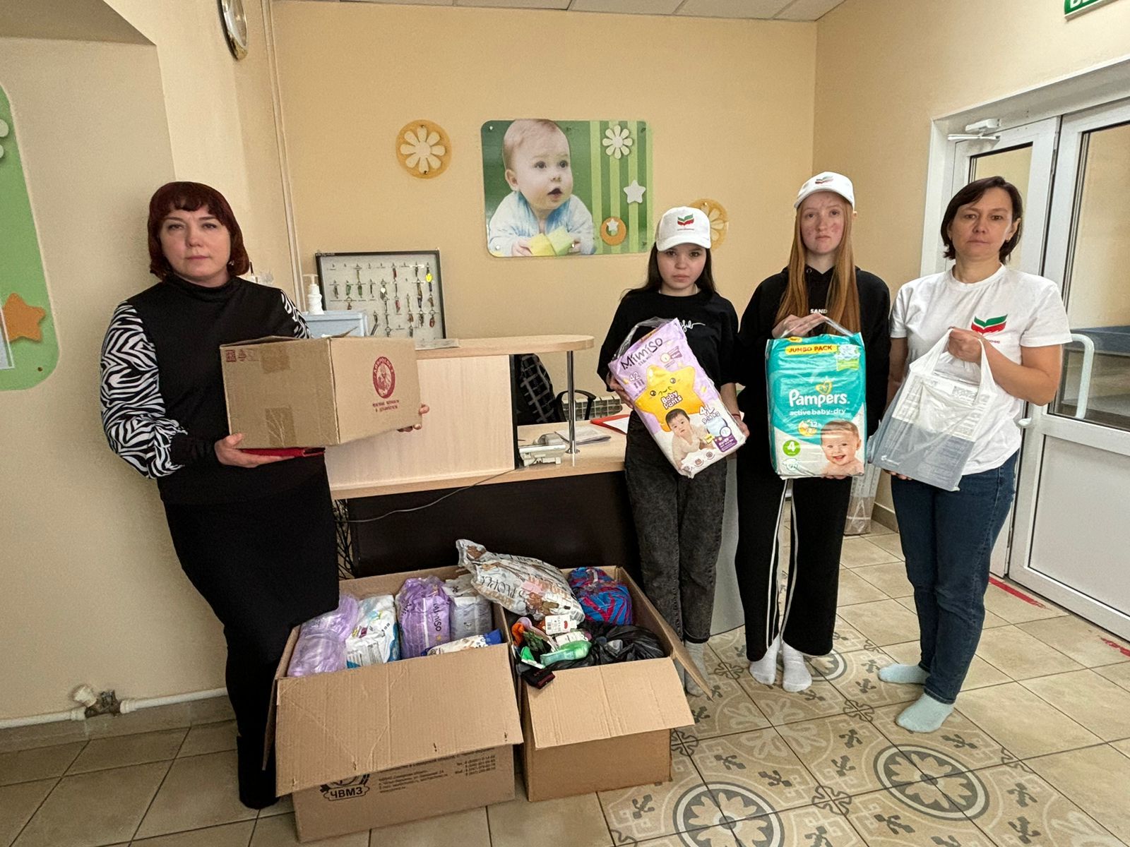 Волонтеры и школьники района посетили дом малютки в Челнах