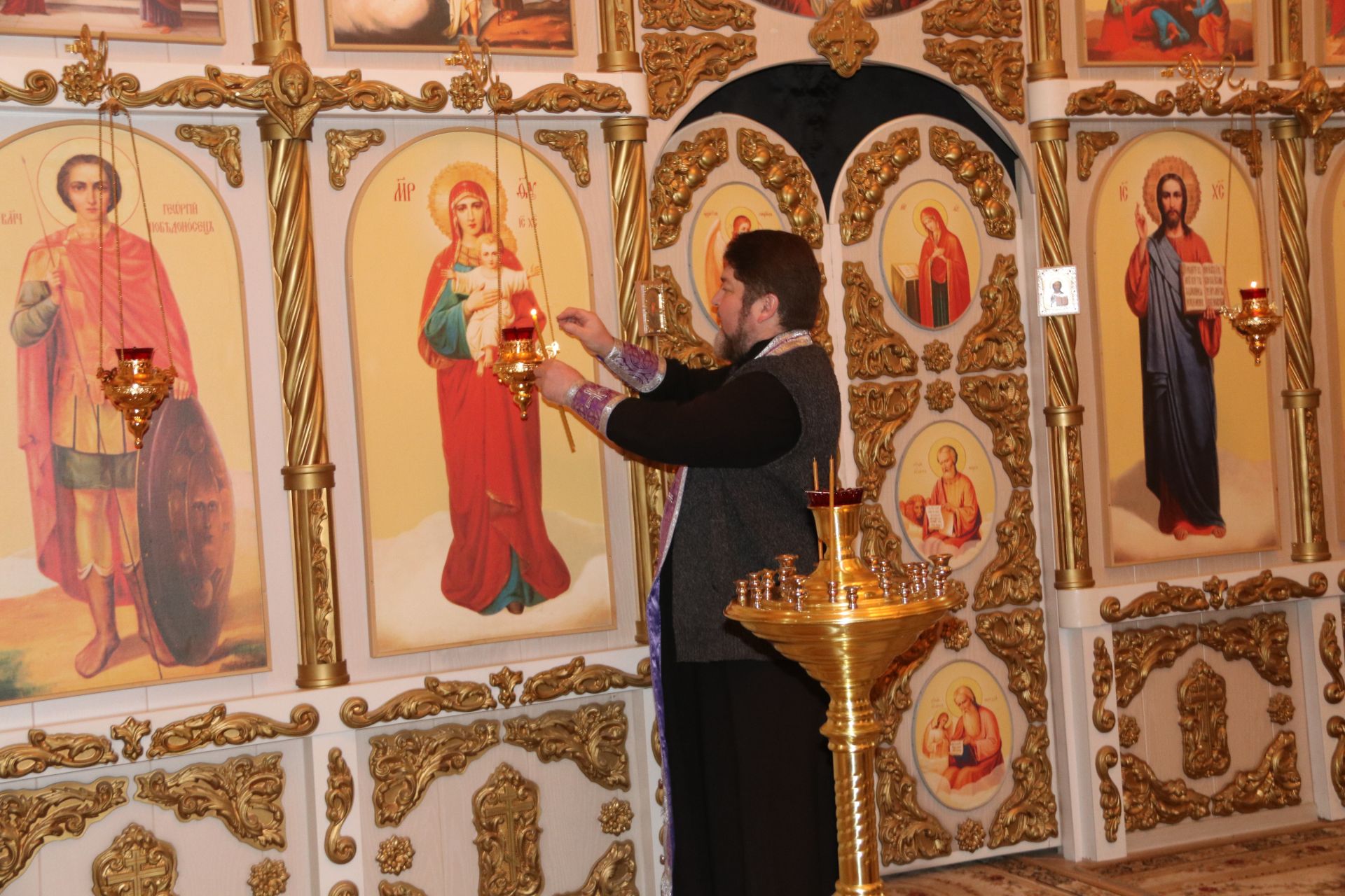В Уруссинском храме зажжена лампадка от Всероссийского семейного огня «Семейный очаг»