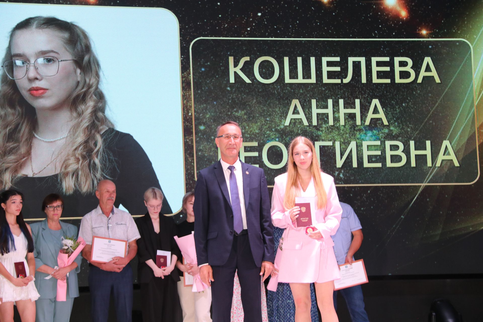 На главном подмостке Ютазинского района чествовали лучших из лучших выпускников школ