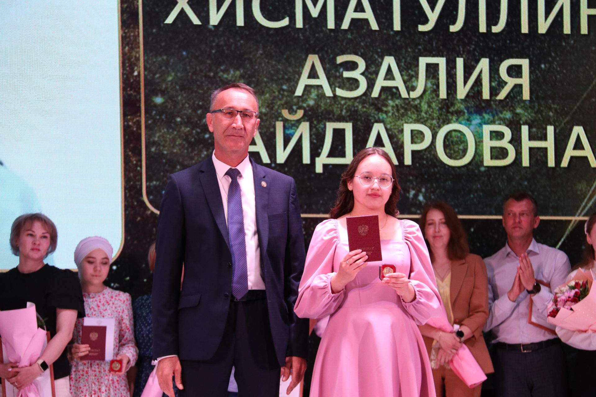 На главном подмостке Ютазинского района чествовали лучших из лучших выпускников школ