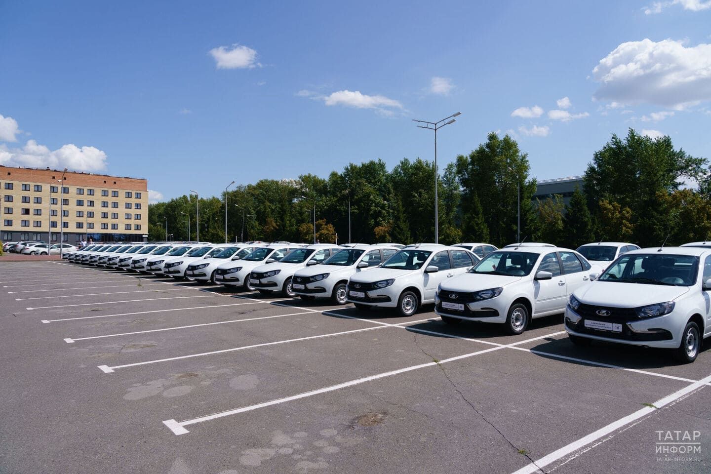 Сразу 25 жителей Татарстана, которые ранее пострадали на производстве, получили новые автомобили Lada Granta от регионального Отделения Социального фонда России