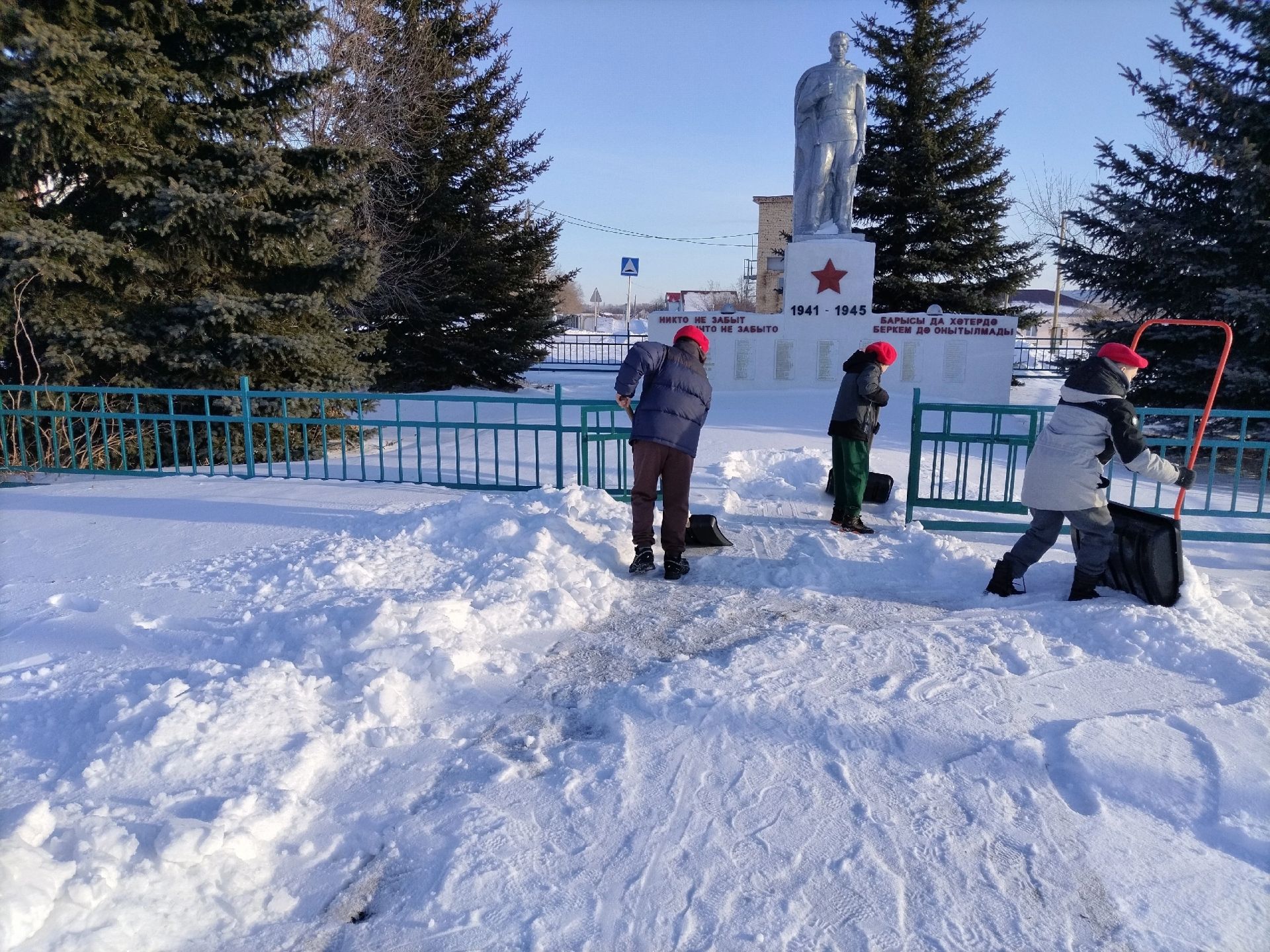 Юнармейцы  Дымтамакской школы очистили памятник от снега