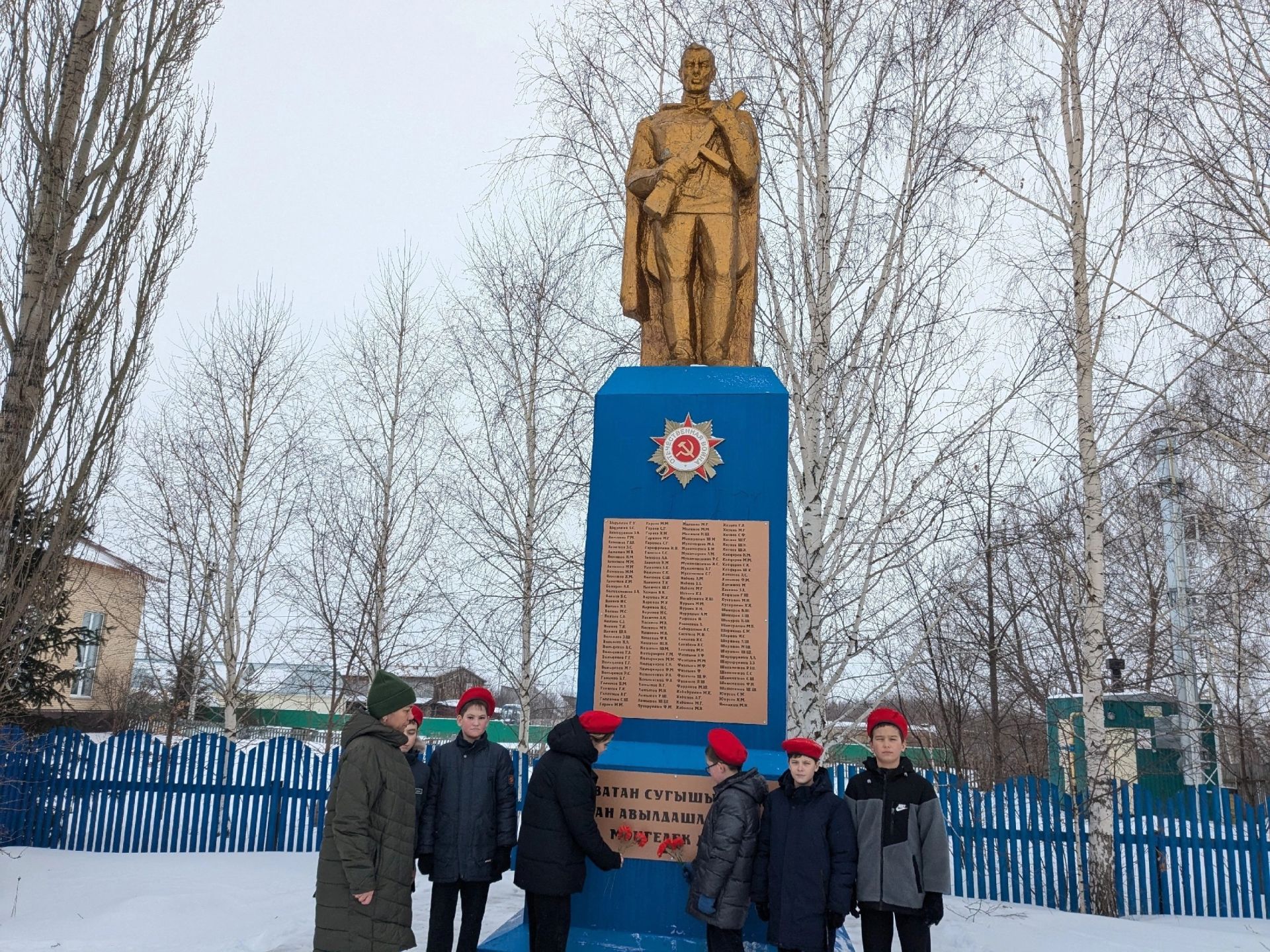 Ученики Каразерикской школы возложили цветы к обелиску погибшим в годы Великой Отечественной войны
