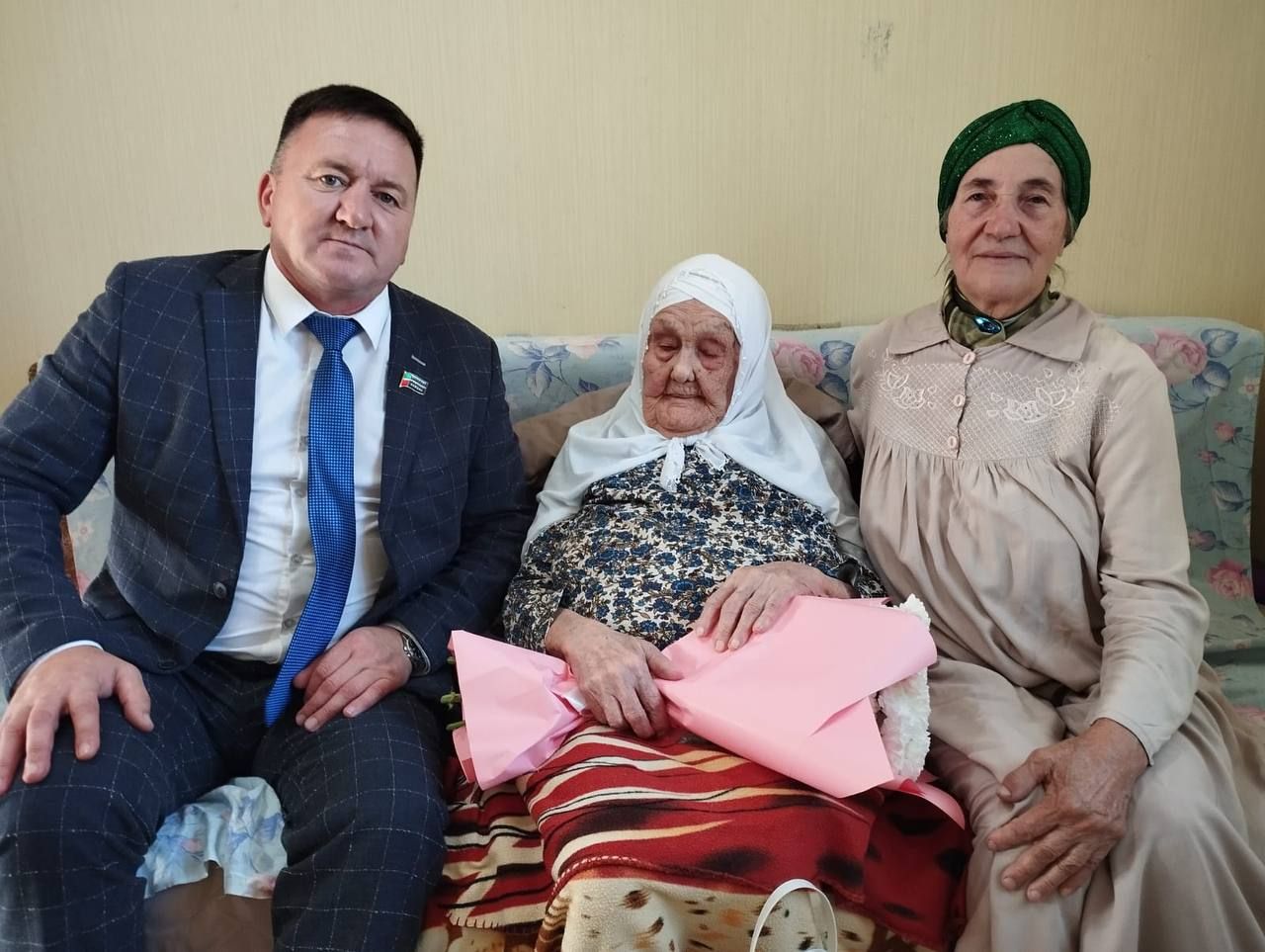 Поздравили самую старейшую жительницу Ютазинского района - 106-летнюю Мухтараму Хаертдинову