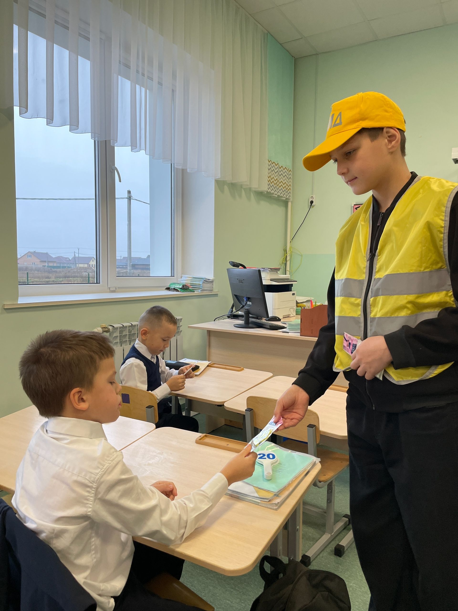 Юные инспекторы помогают первоклассникам стать заметнее на дороге