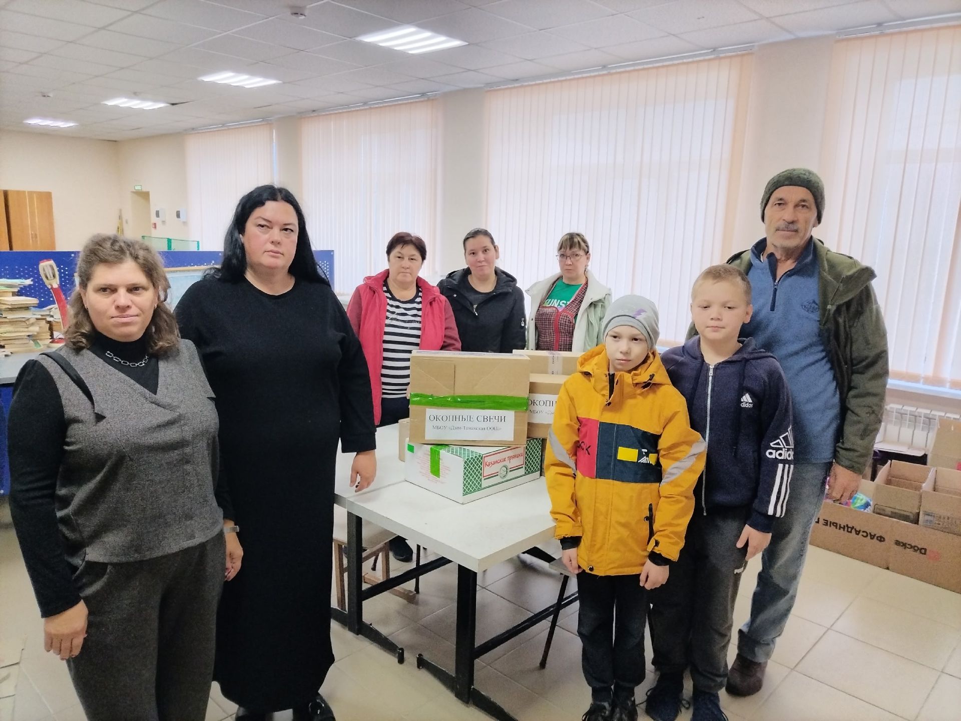 Школьный отряд «Берегиня» передаёт окопные свечи защитникам