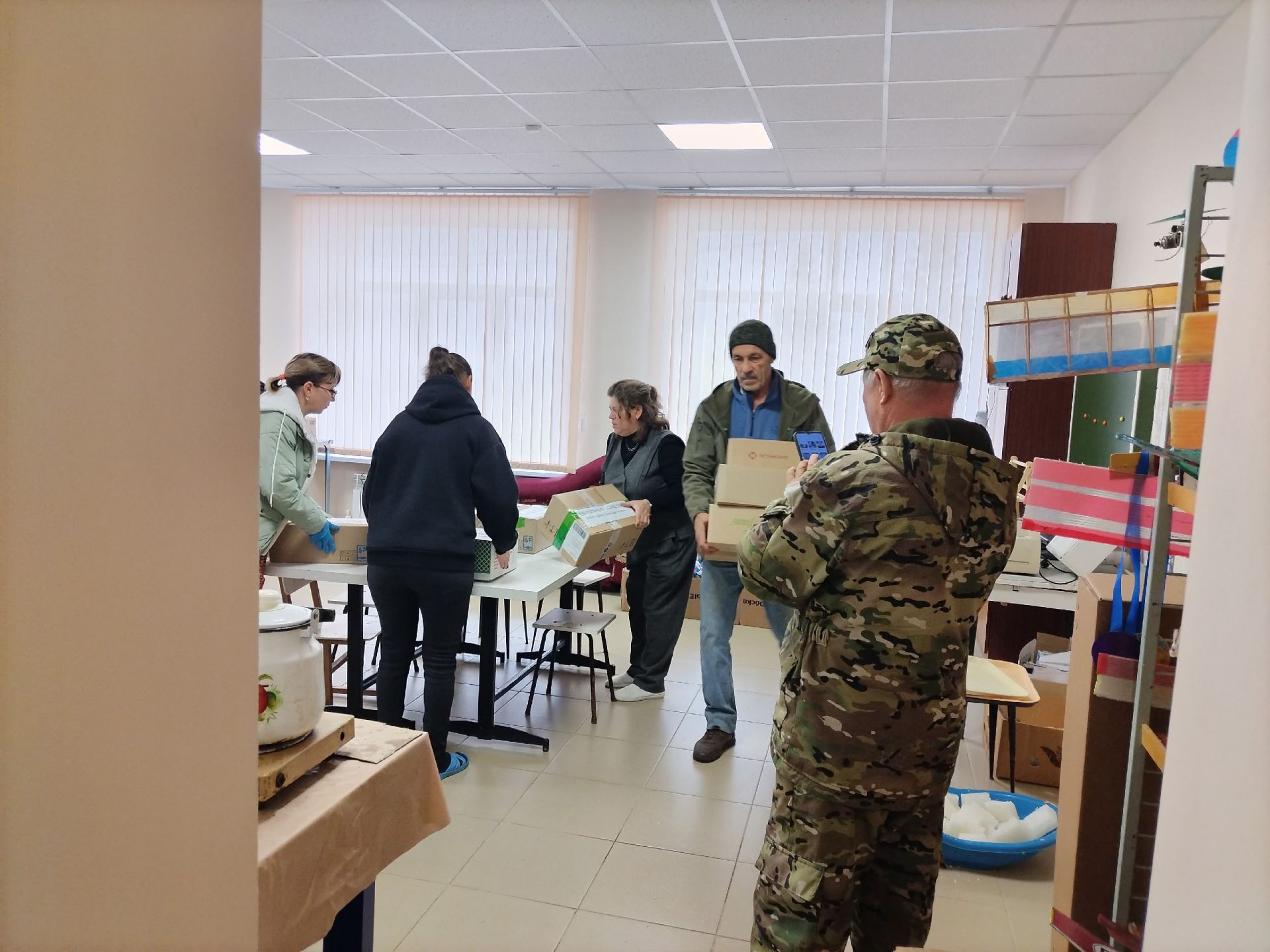 Школьный отряд «Берегиня» передаёт окопные свечи защитникам