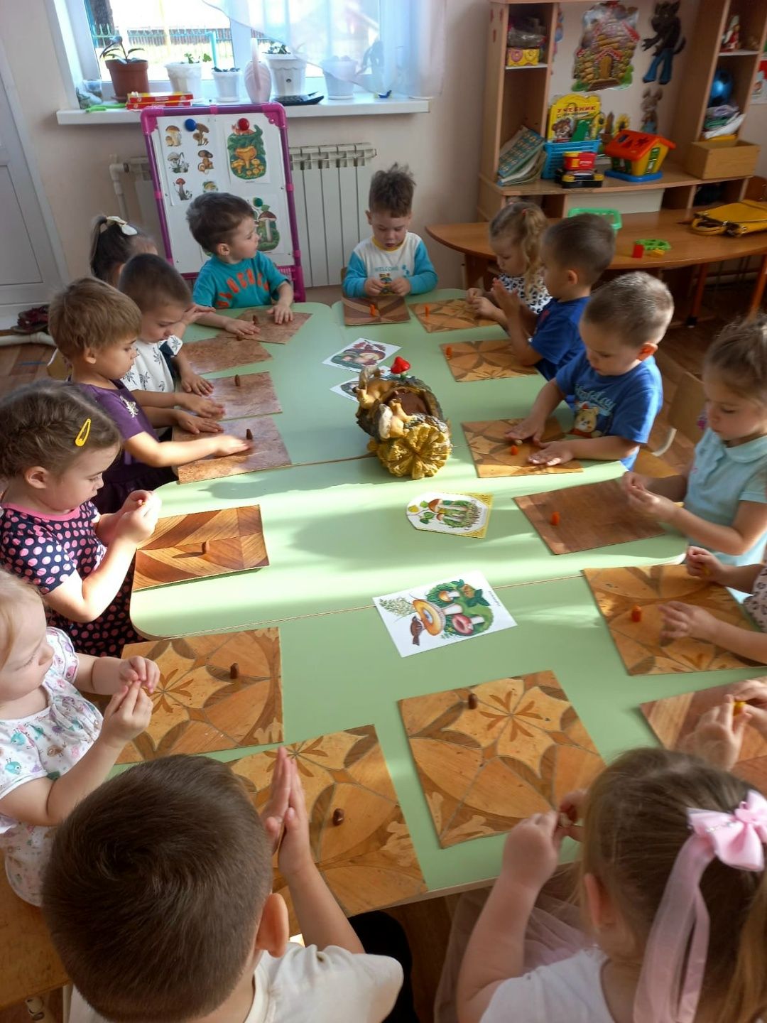 Коллективная композиция «Грибы на пенёчке»