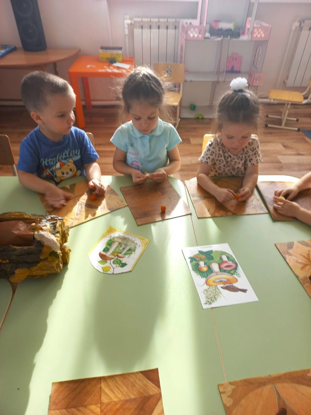Коллективная композиция «Грибы на пенёчке»
