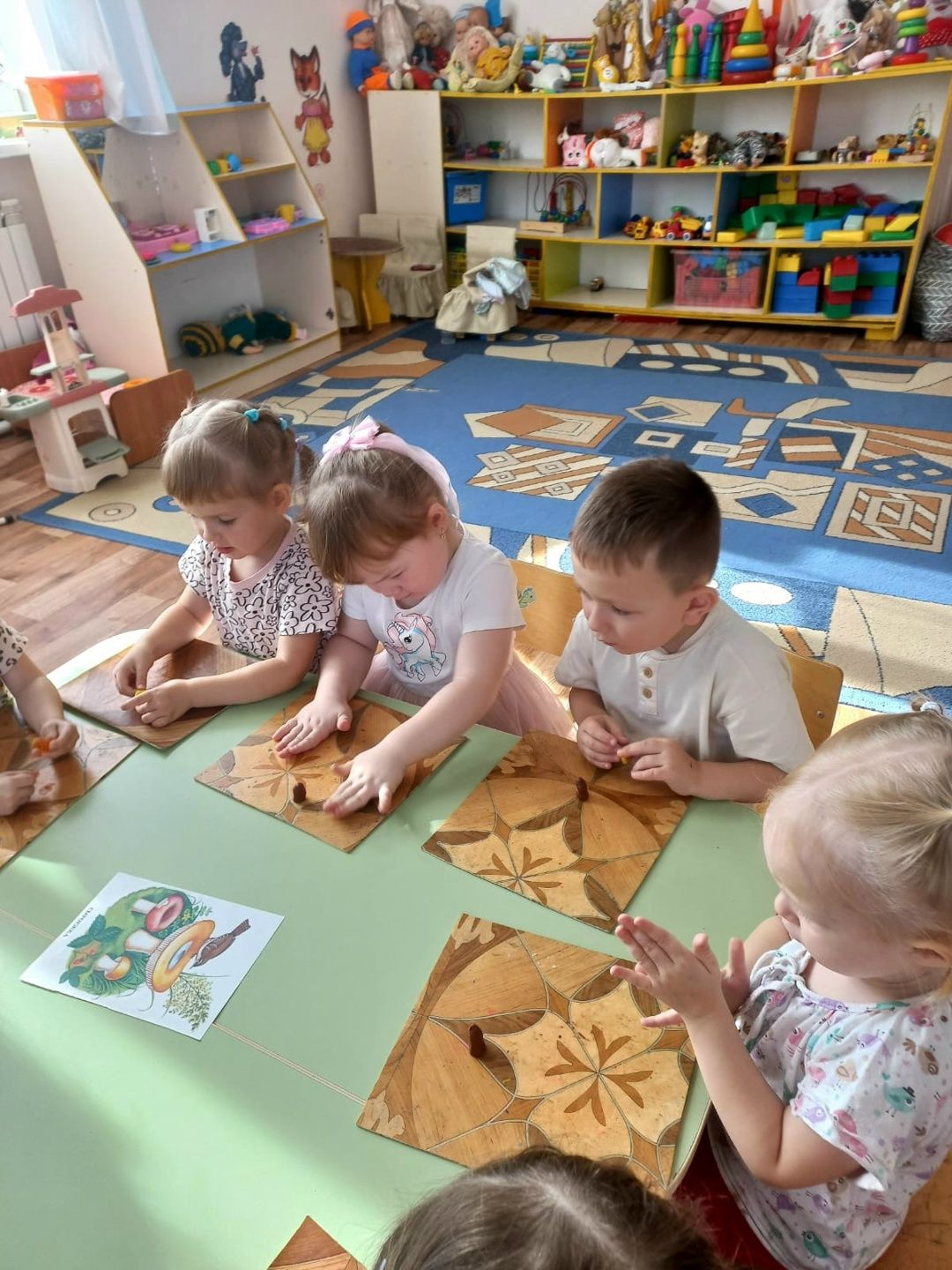Коллективная композиция «Грибы на пенёчке»