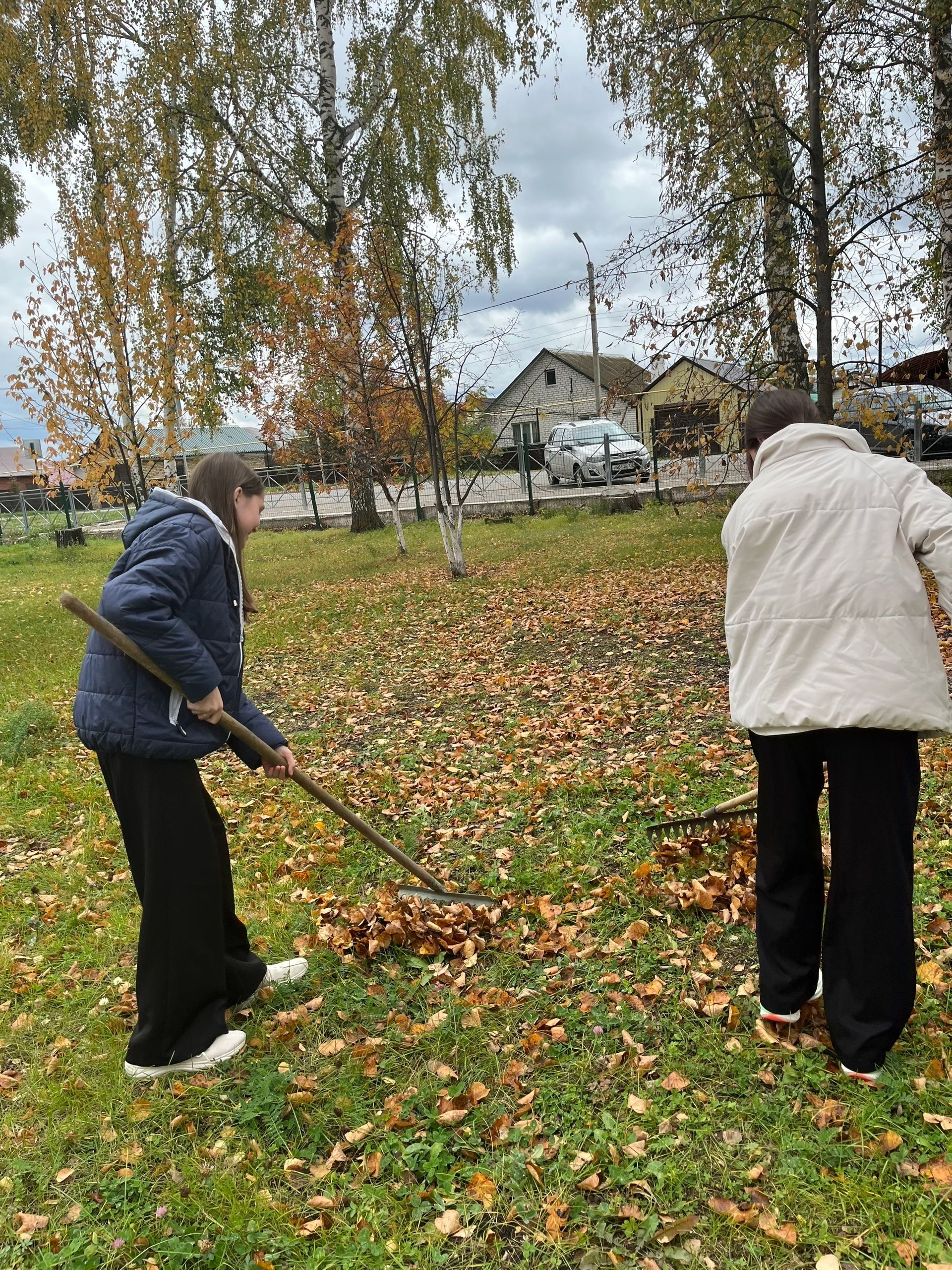 Уборка на пришкольной территории: вклад юных экологов