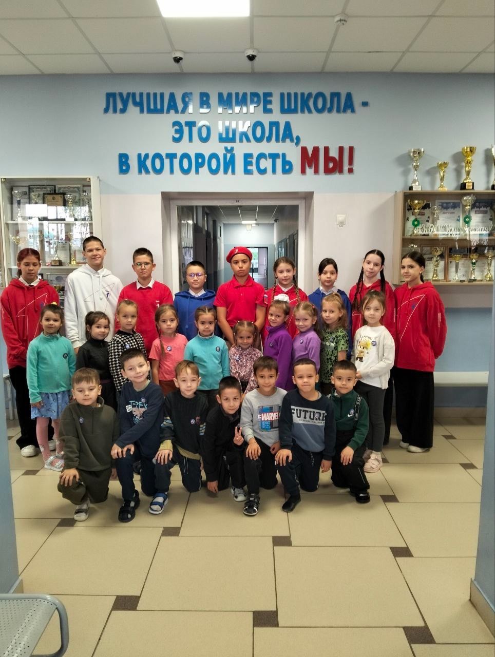 Первоклассники получили памятные подарки от активистов «Движения Первых»