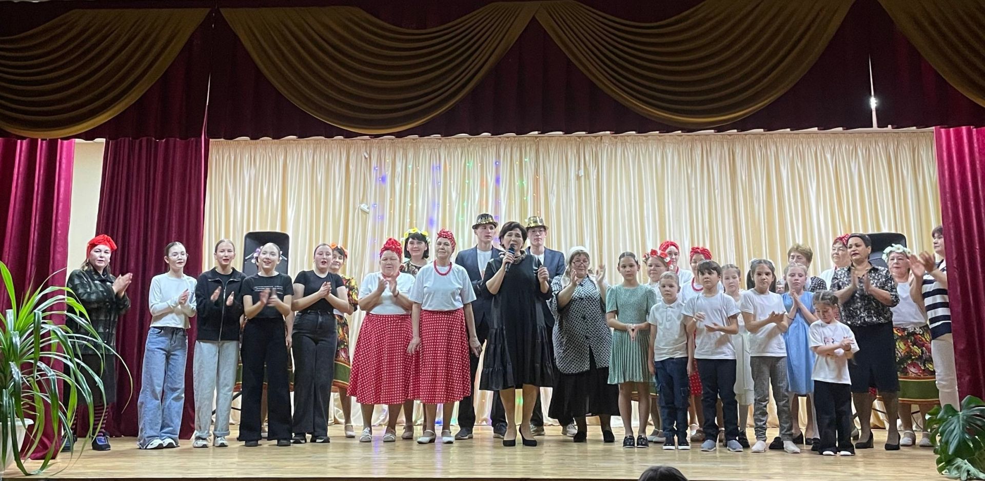 Праздничная программа «Букеты для мам» прошла в Подгорновском СДК