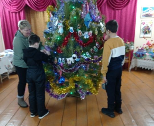 Новогодние гирлянды руками детей