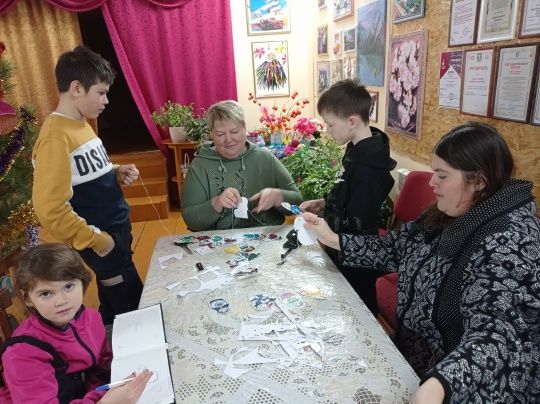 Новогодние гирлянды руками детей