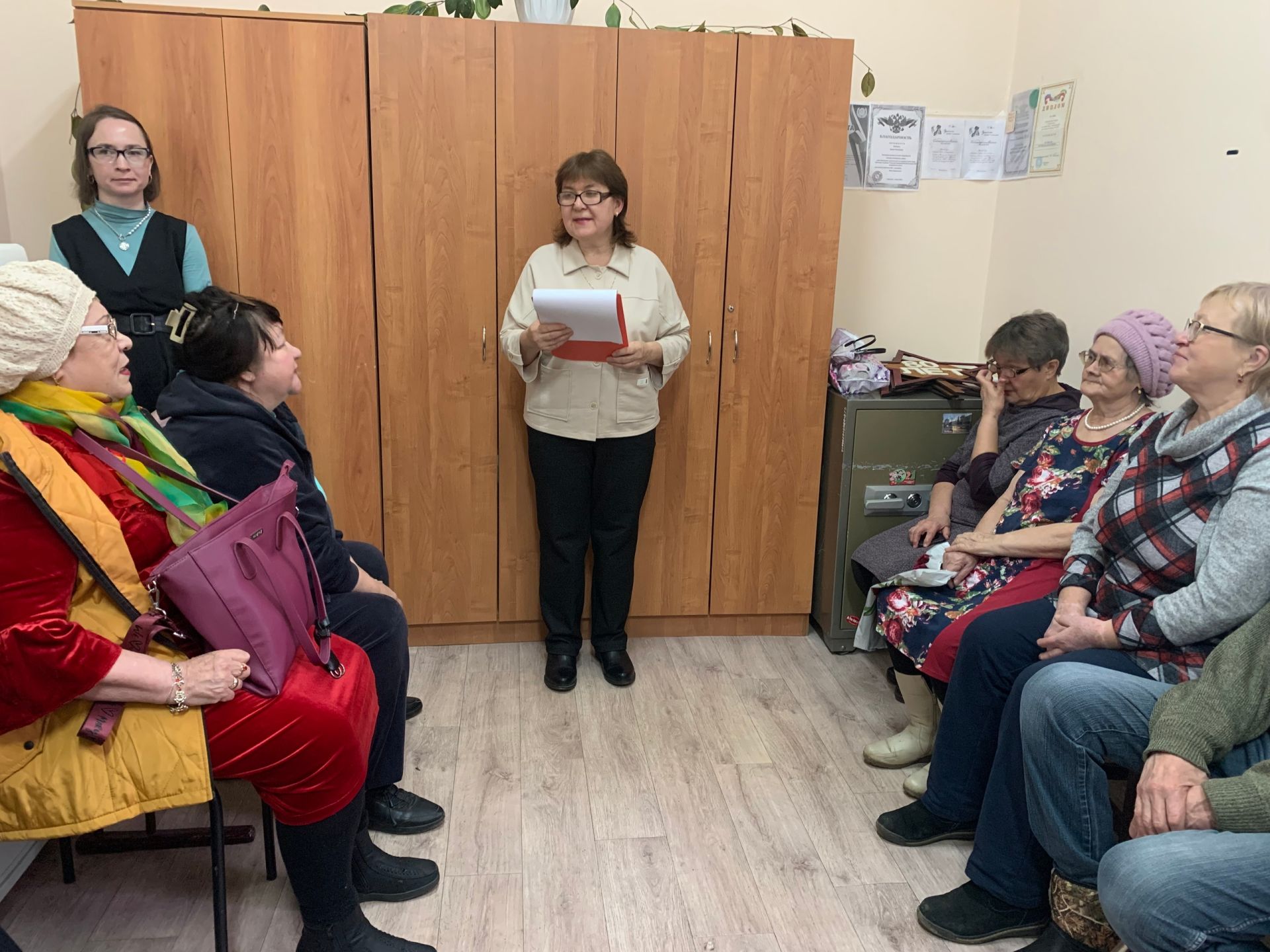 Уруссинская библиотека провела душевную встречу ко Дню инвалидов