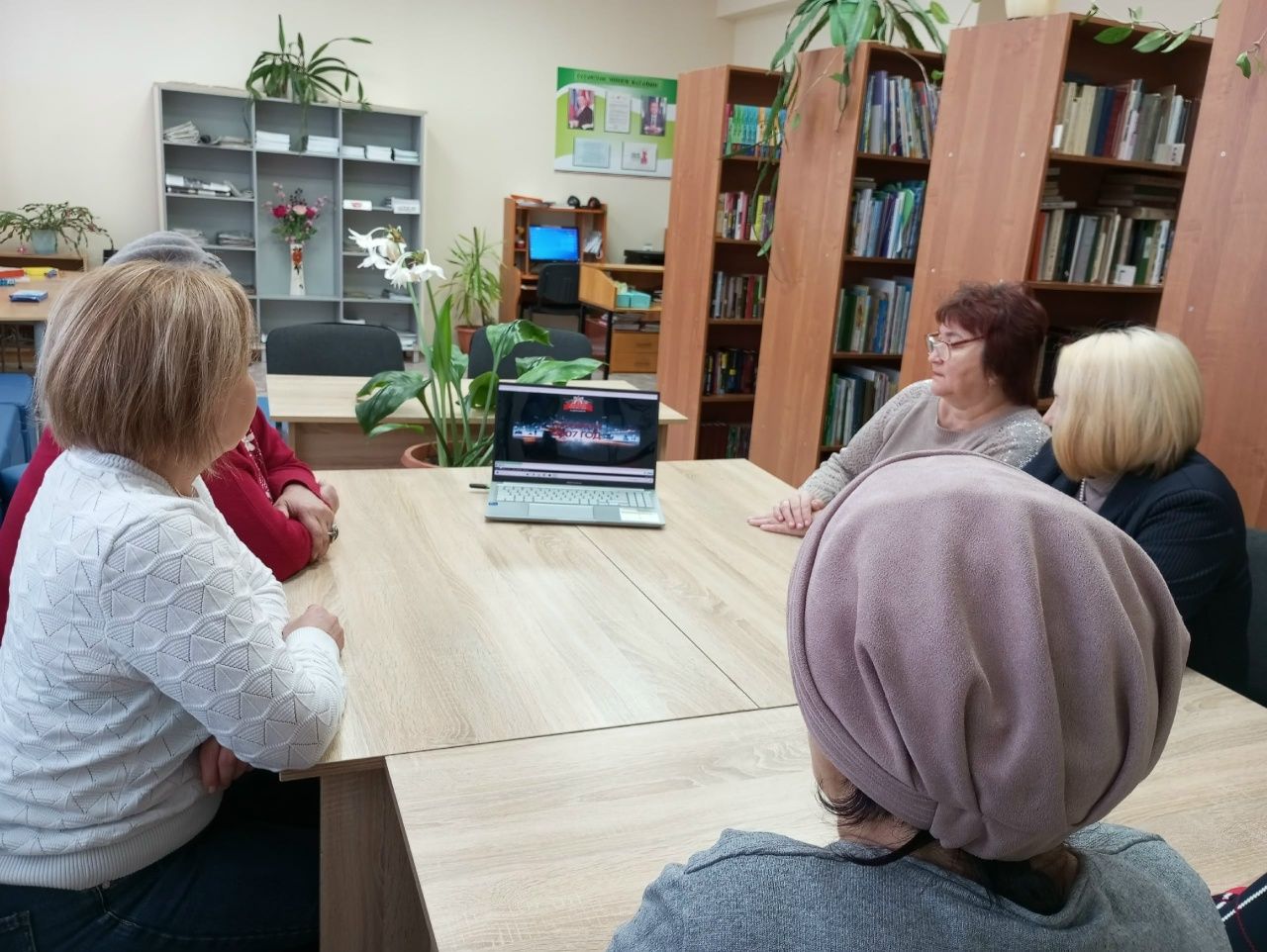 Память в строю: в библиотеке почтили Героев Отечества