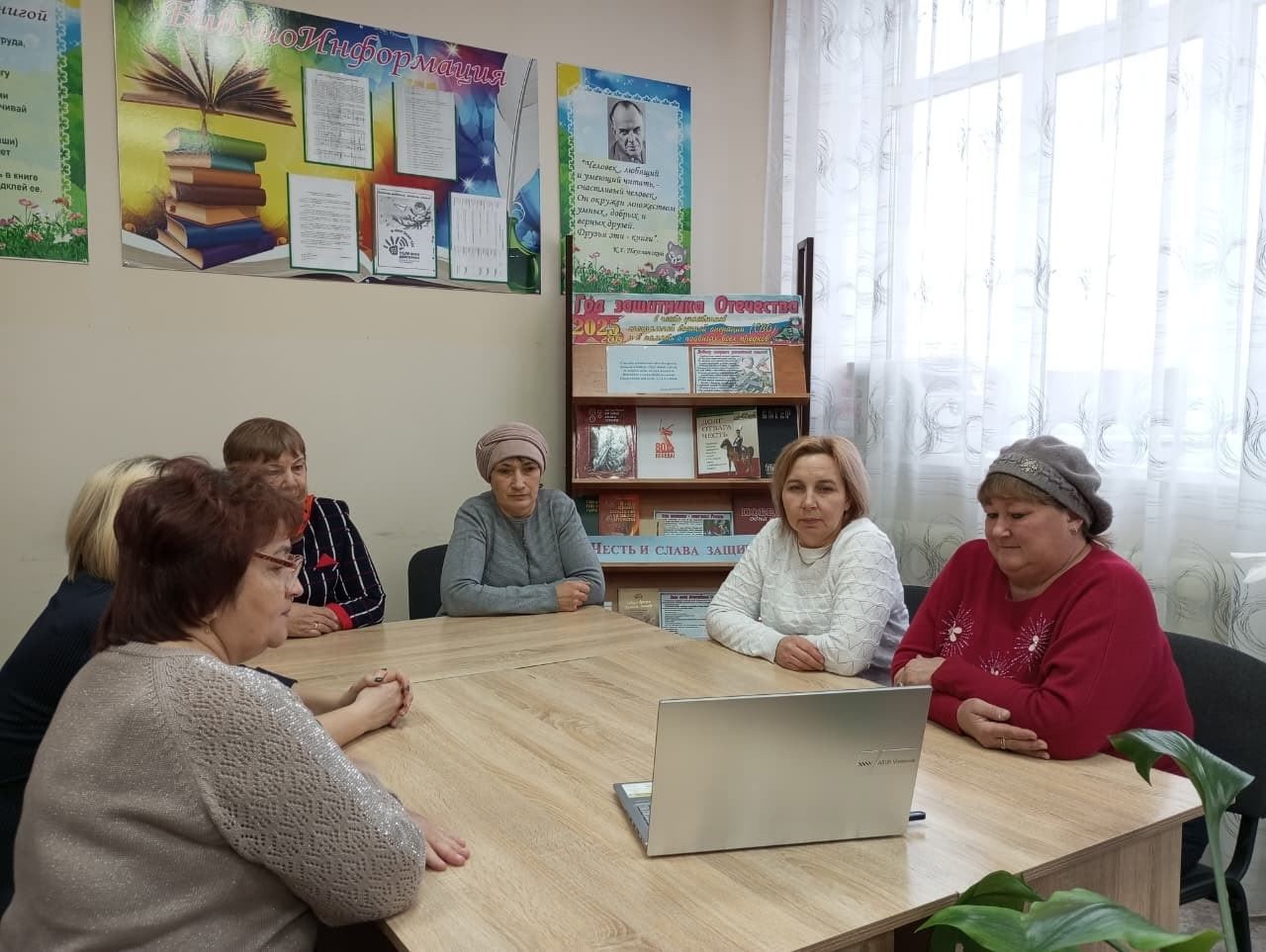 Память в строю: в библиотеке почтили Героев Отечества