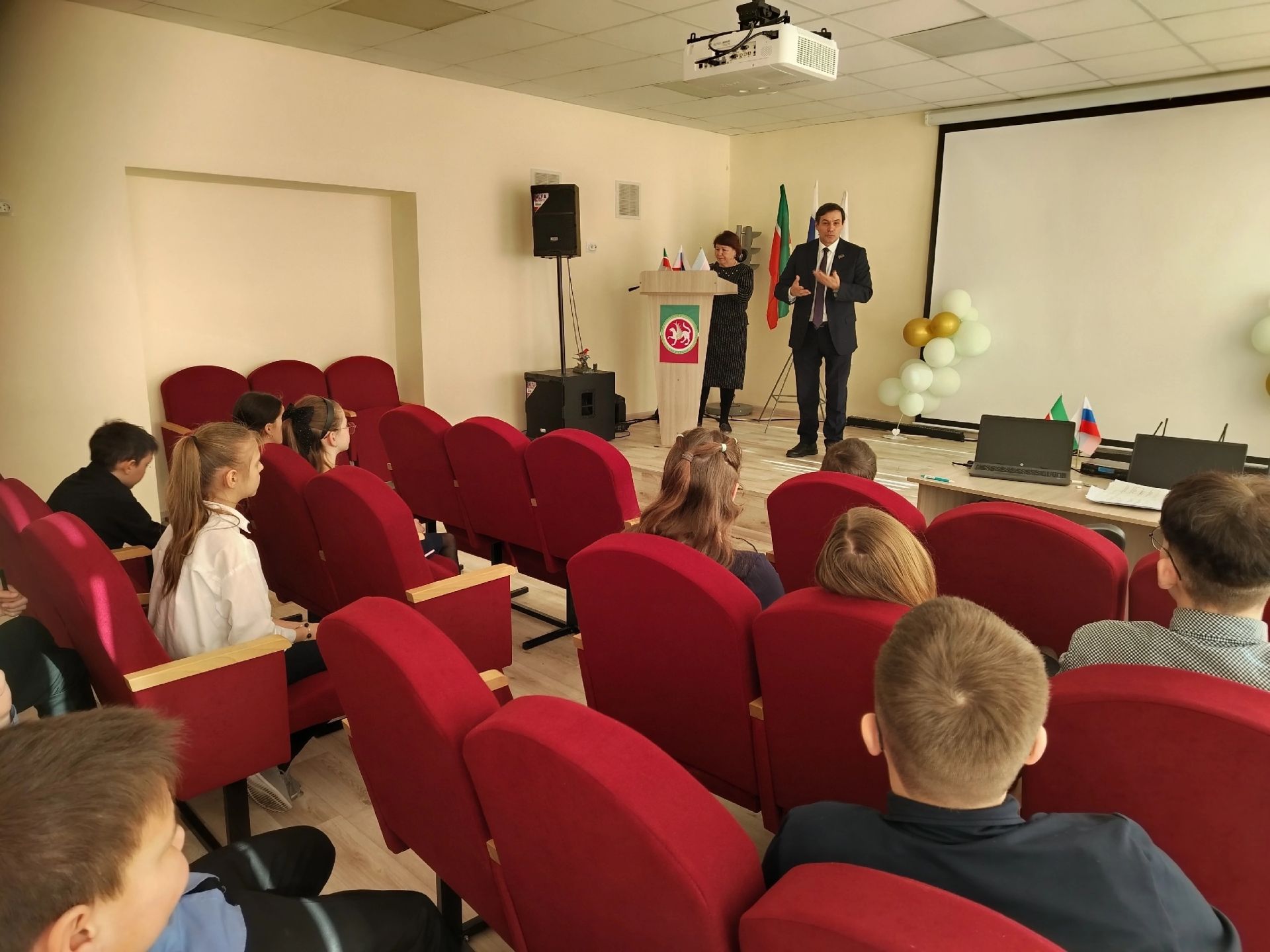 В Дым-Тамакской школе - парламентский урок на тему: «Святое  дело - Родине  служить!»