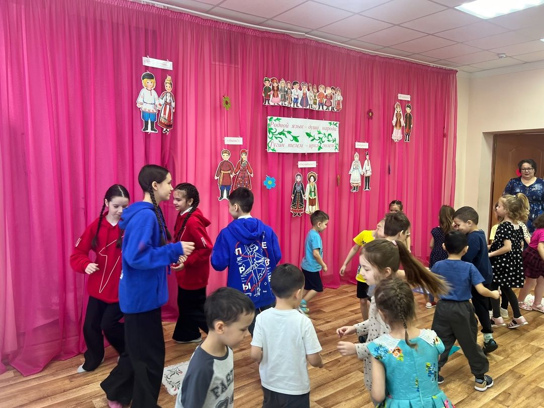 Уруссинские школьники отмечают День родного языка
