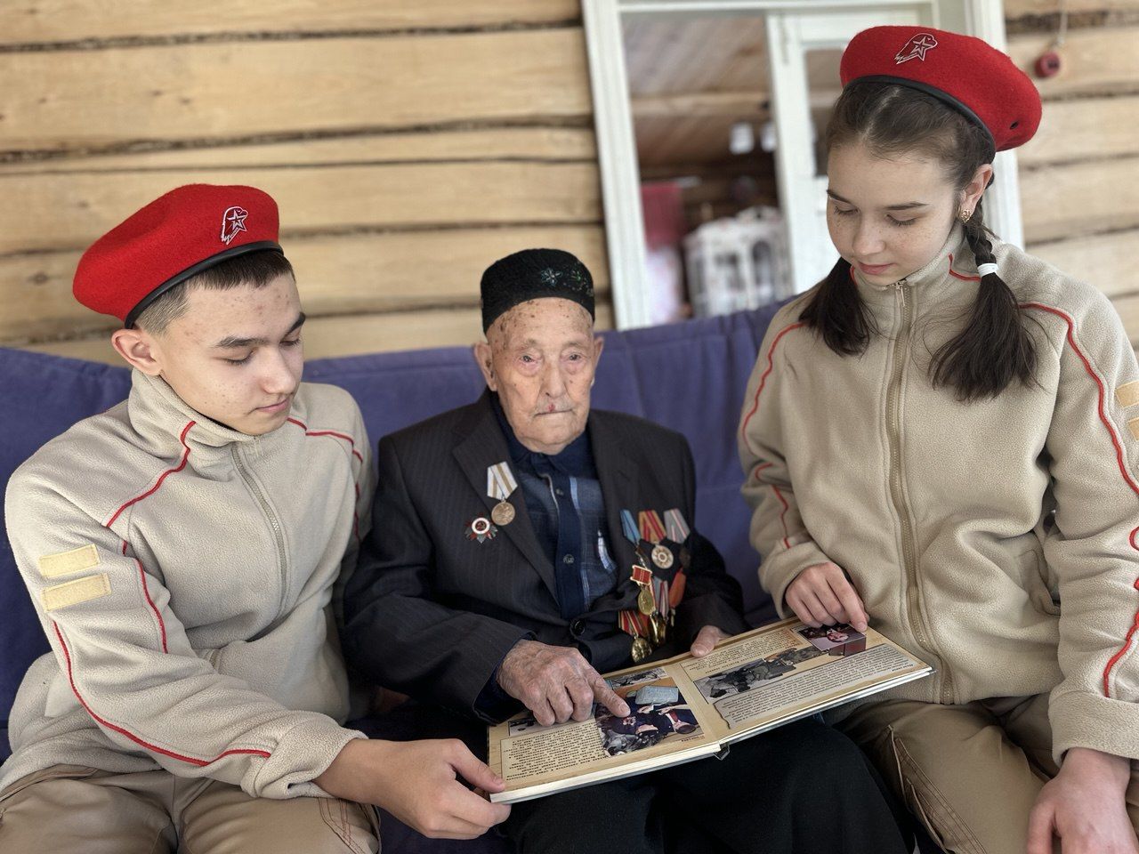 Бәйрәкә мәктәбе юнармиячеләре сугыш яугире Инком Абдуллин белән очрашты