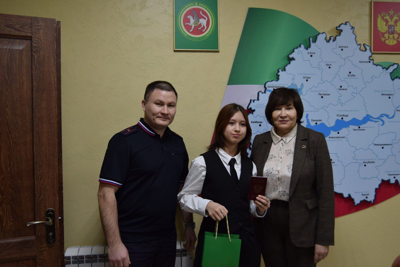 Юным гражданам вручили паспорта