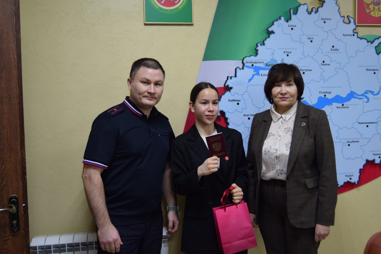 Юным гражданам вручили паспорта