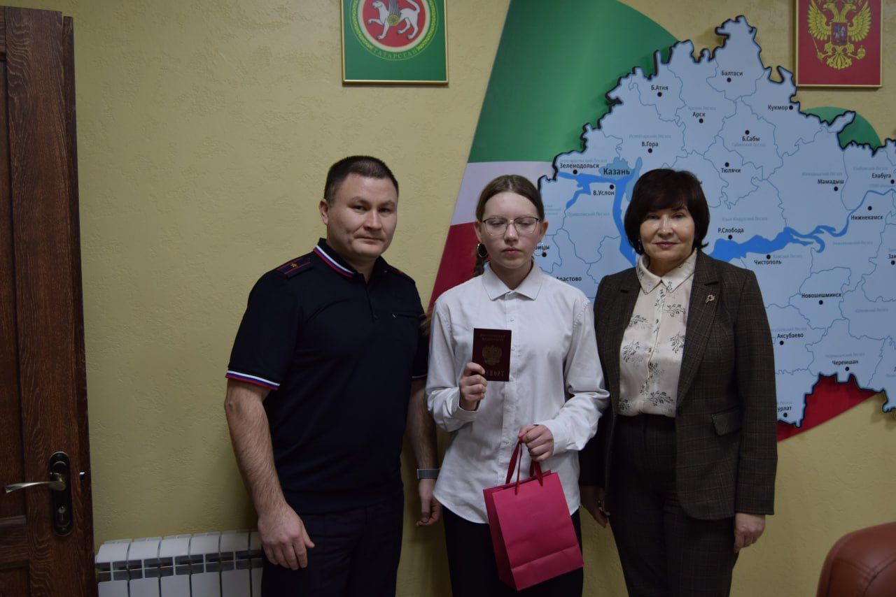 Юным гражданам вручили паспорта