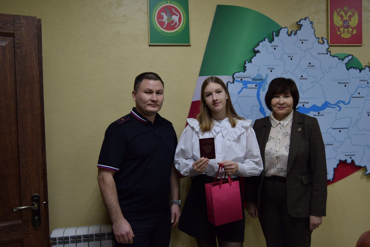 Юным гражданам вручили паспорта