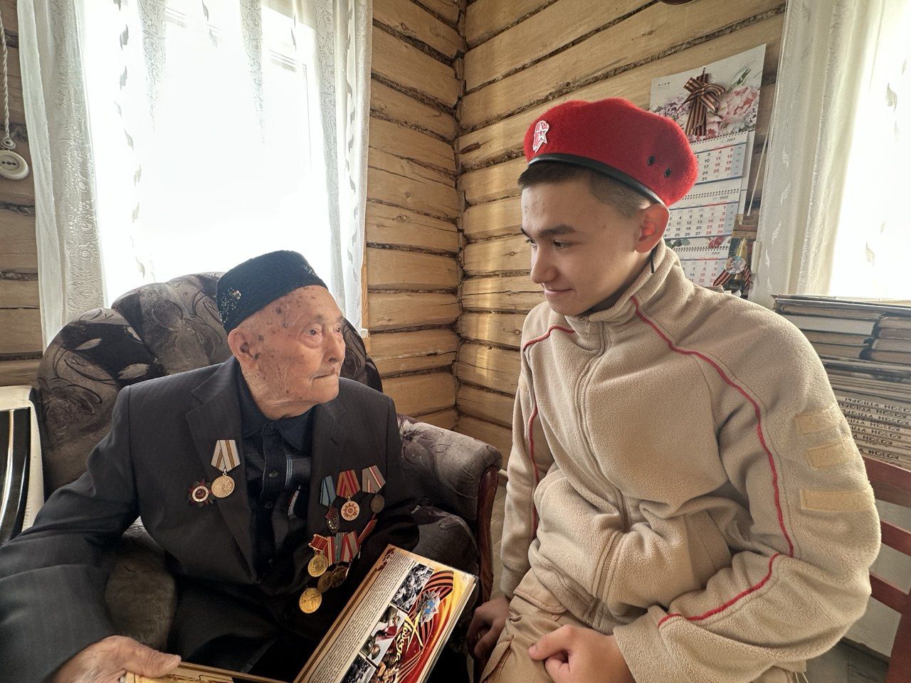 Бәйрәкә мәктәбе юнармиячеләре сугыш яугире Инком Абдуллин белән очрашты
