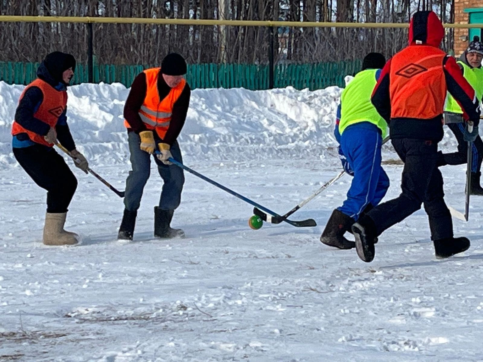 В честь Дня защитника Отечества, развернулся захватывающий турнир по хоккею в валенках среди мужчин