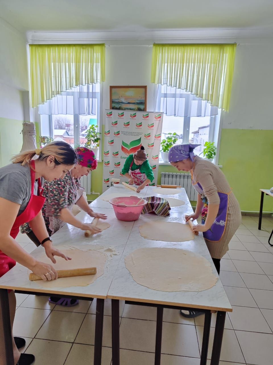 Мамы обучающихся объединения «Белая ладья» с любовью и заботой готовят домашнюю лапшу для солдат СВО