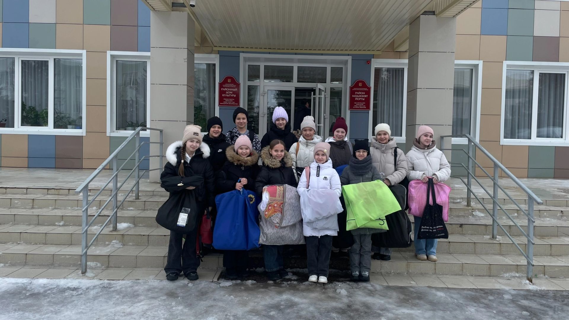 Группа «Сюрприз» Народного ансамбля танца «Ютазы йолдызлары» поддержала семью Абрамовых на фестивале