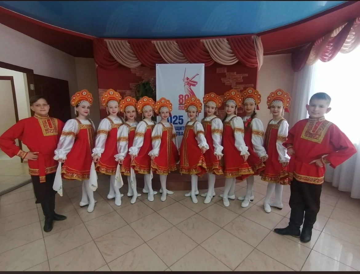 Группа «Сюрприз» Народного ансамбля танца «Ютазы йолдызлары» поддержала семью Абрамовых на фестивале