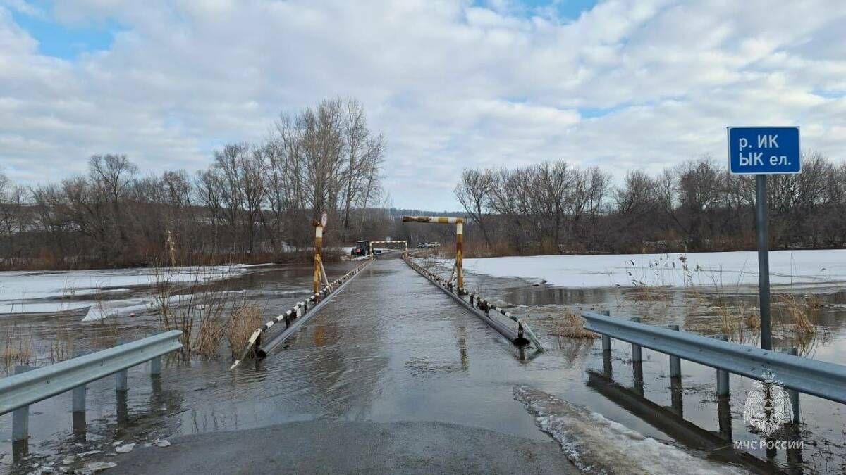 На границе Татарстана и Башкирии затопило мост через реку Ик