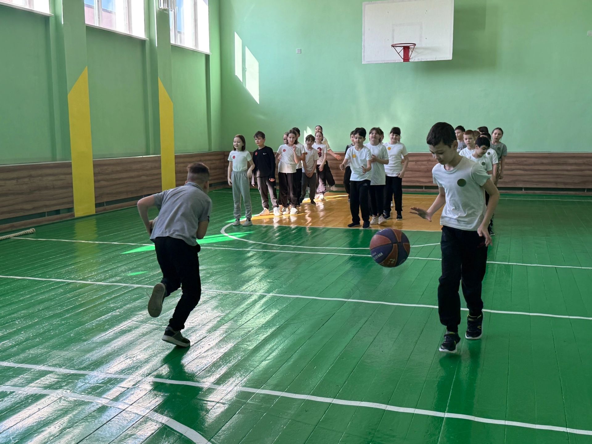 Весенние каникулы в Уруссу: школьники участвуют в спортивной игре «Только вперед»!