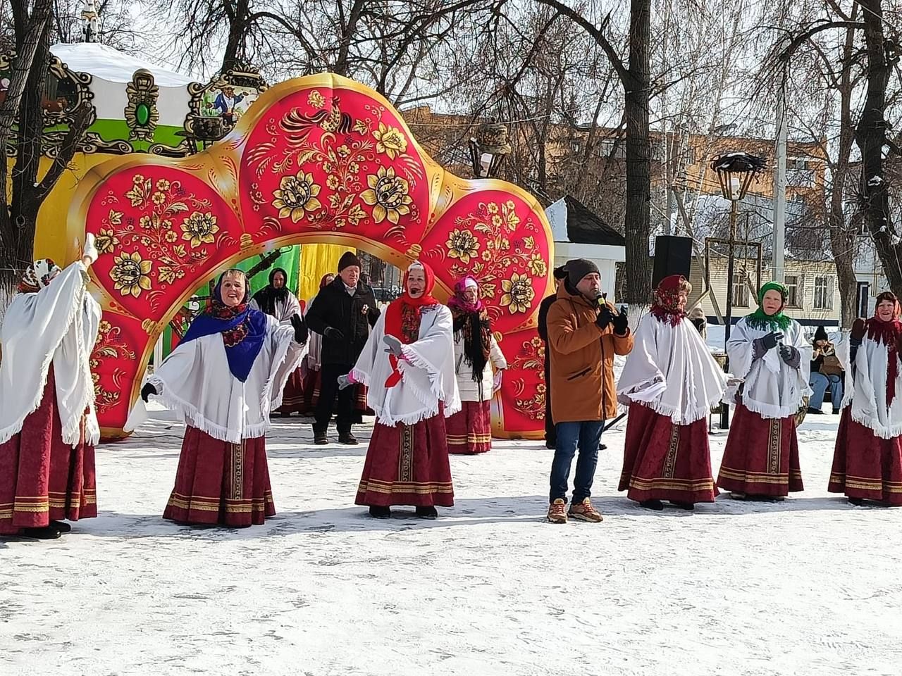 Урыссуның мәдәният йорты мәйданында - Май чабу, ә стадионда - мотор тавышы