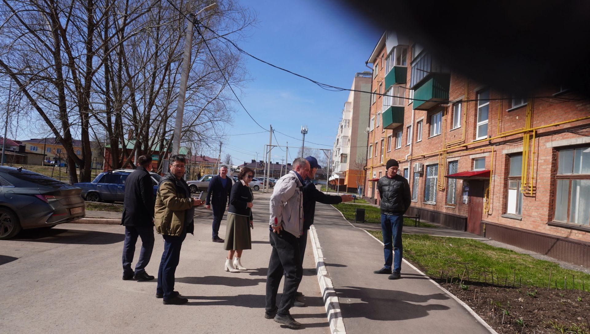 Глава Ютазинского района проверил готовность общественных пространств к праздничному сезону