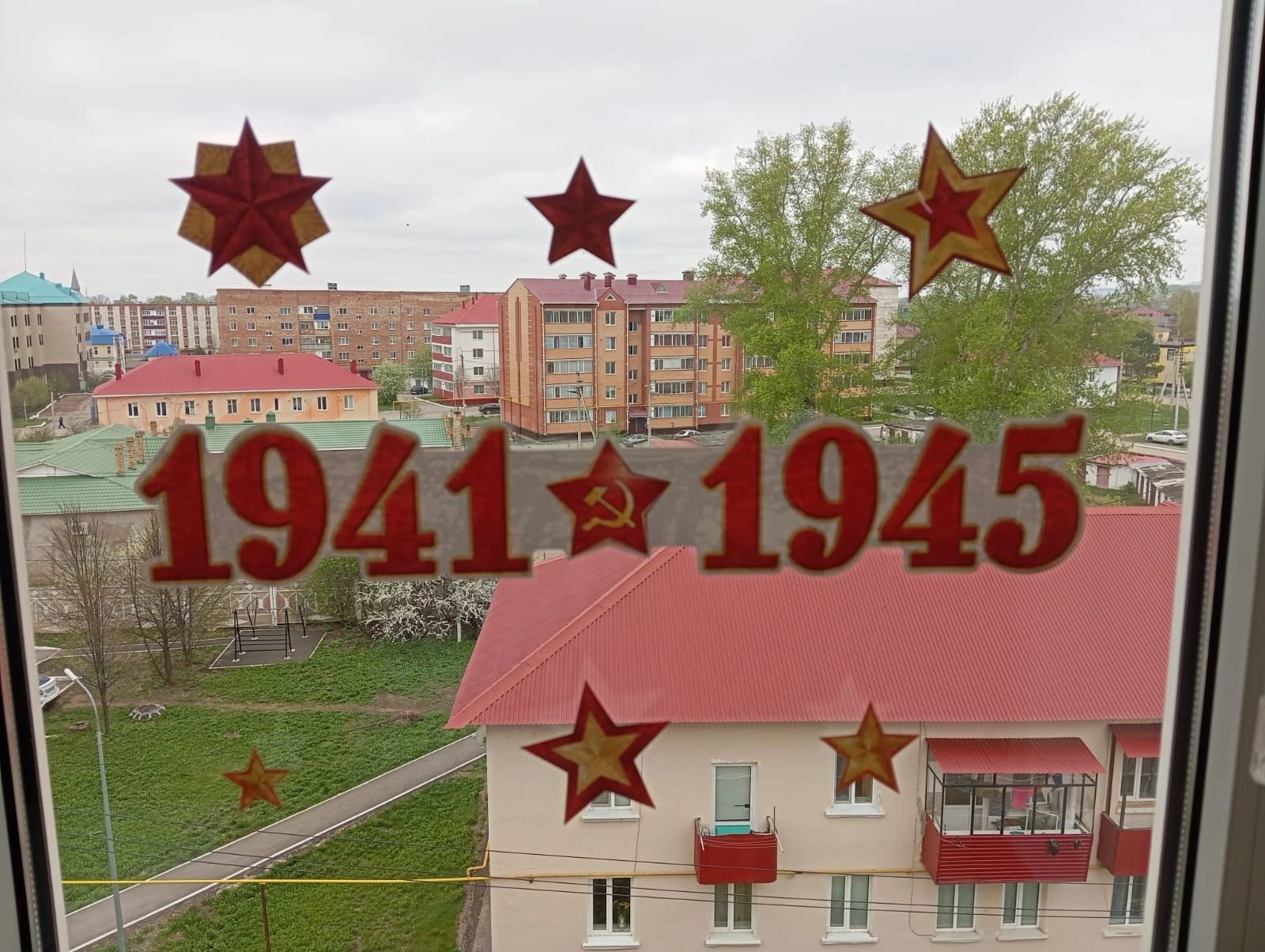 Как школьники Уруссинской школы №2 поддержали «Окна Победы»