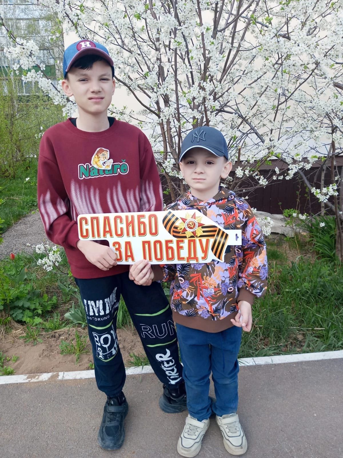 Как школьники Уруссинской школы №2 поддержали «Окна Победы»