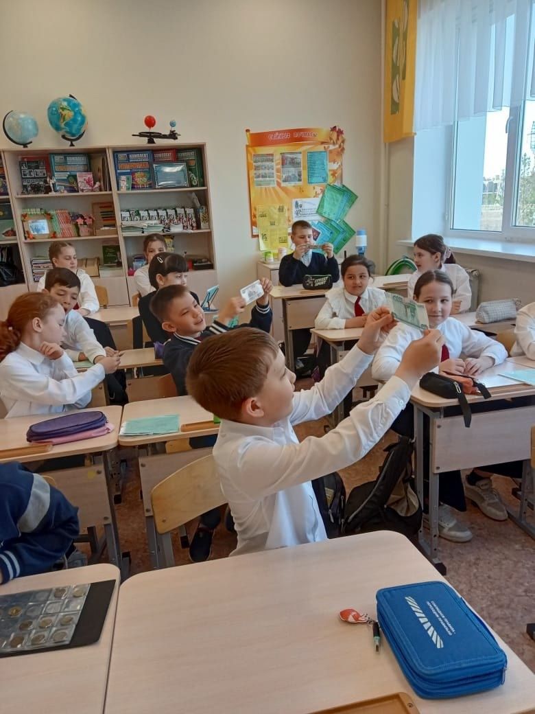 Увлекательная встреча о истории денег в Уруссинской гимназии