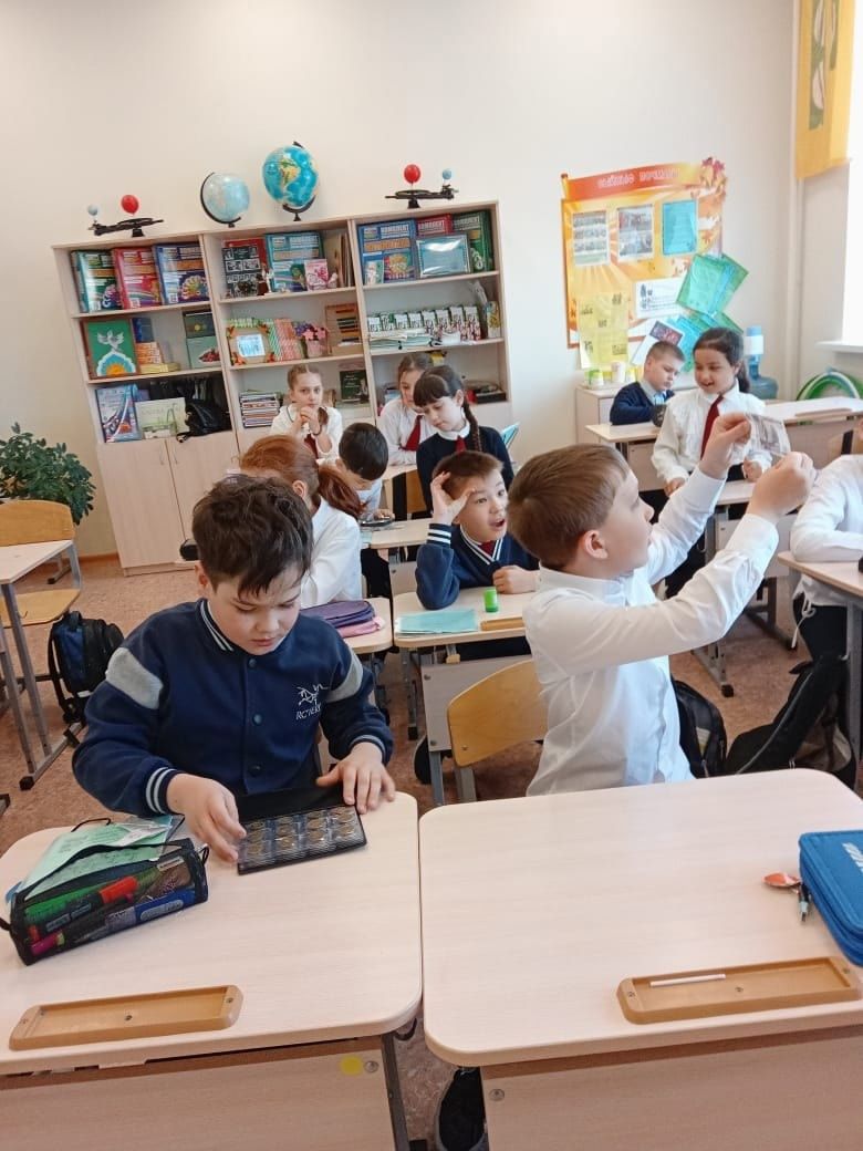 Увлекательная встреча о истории денег в Уруссинской гимназии