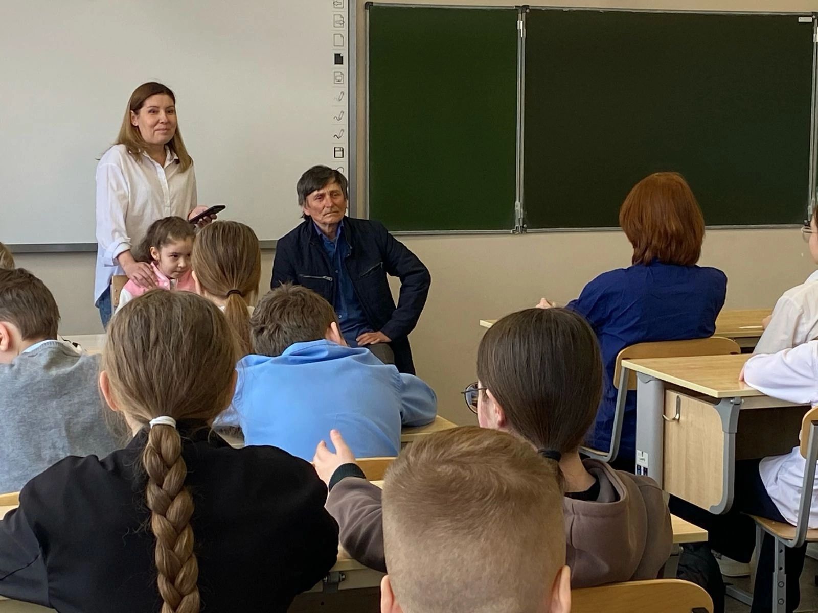 Школьники Уруссинской школы встретились с семьей героя