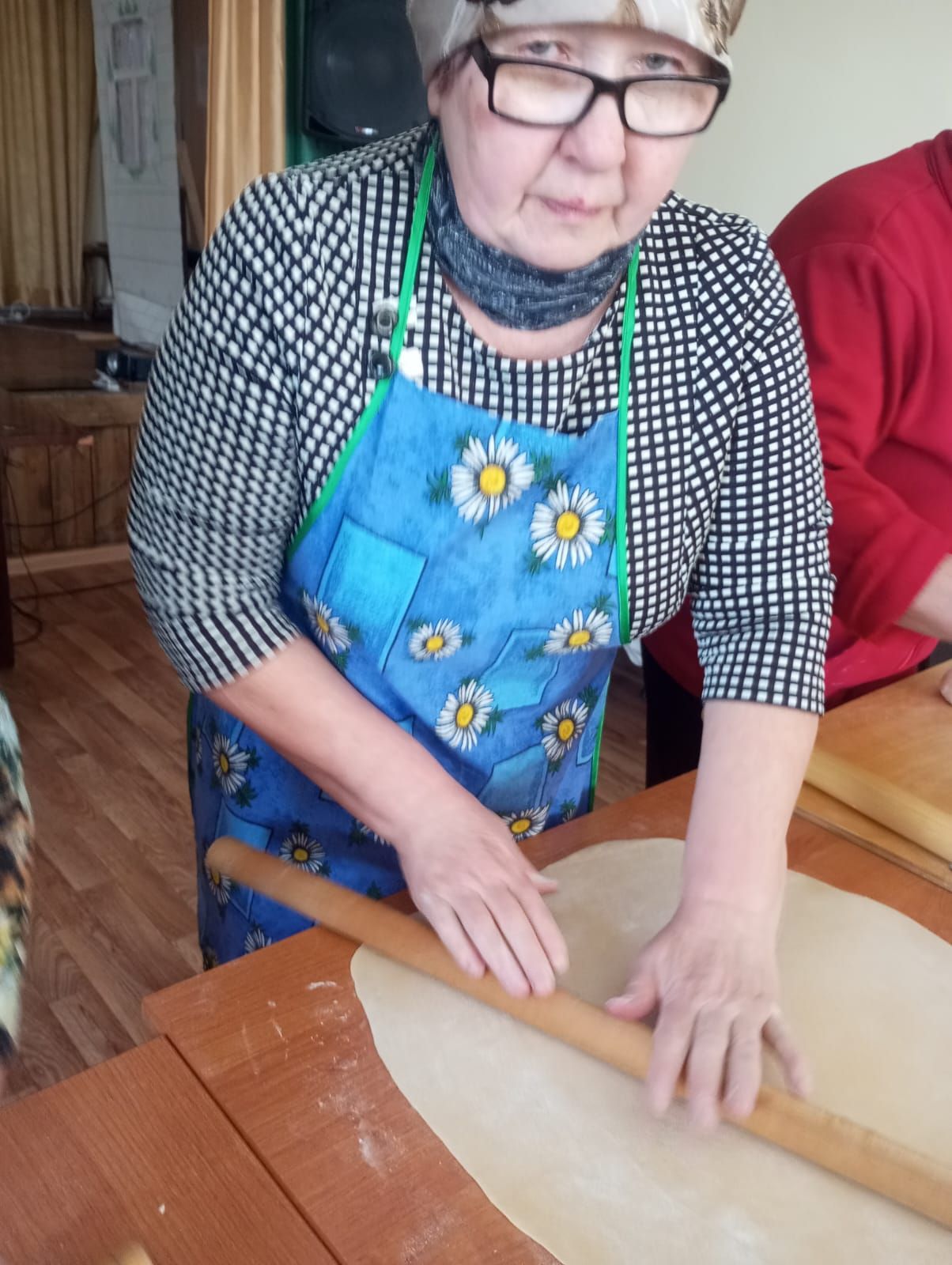 Каклыкульские женщины готовят лапшу для солдат на фронте