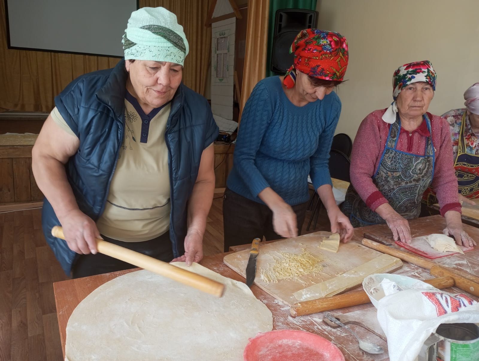 Каклыкульские женщины готовят лапшу для солдат на фронте