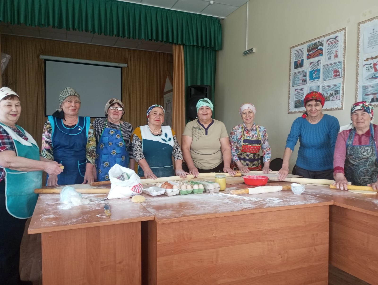 Каклыкульские женщины готовят лапшу для солдат на фронте