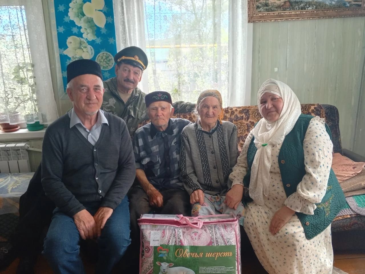Салкын-Чишминская сельская библиотека и жители села поздравили ветеранов труда