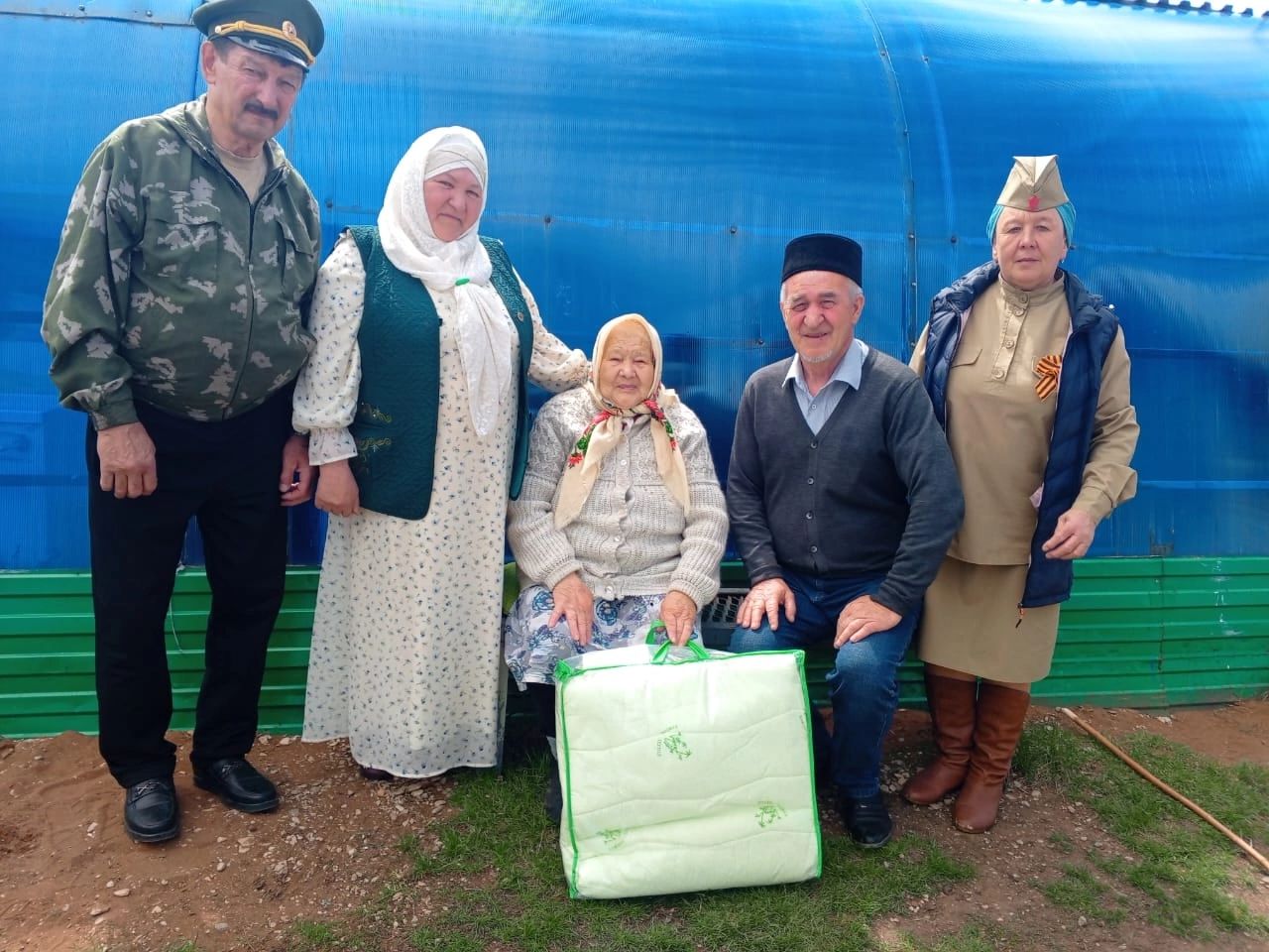 Салкын-Чишминская сельская библиотека и жители села поздравили ветеранов труда