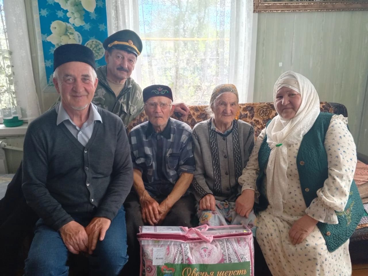 Салкын-Чишминская сельская библиотека и жители села поздравили ветеранов труда